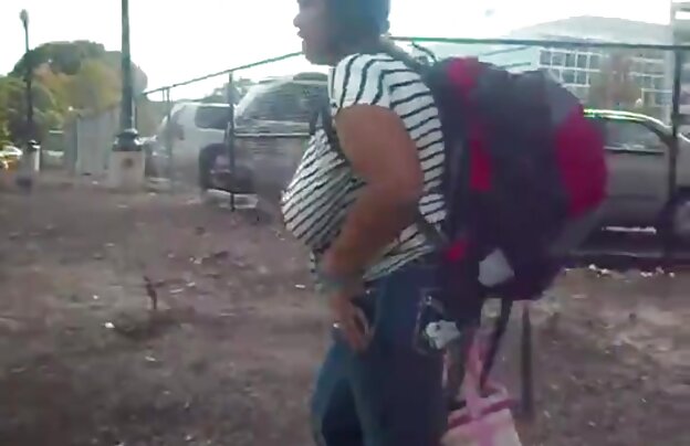 XXX در زمان خاموش در اتوبوس و دانلود فیلمهای سکسی با کیفیت خواسته او را به لباس او را در روز روشن