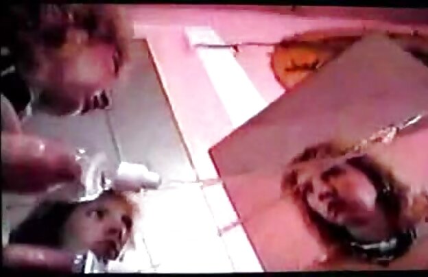 XXX کودک در جوراب ساق بلند, معصوم, گلو با انگشتان دانلود فیلمهای سکسی کامل دست خود را