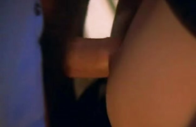 XXX این سگ ماده دانلود رایگان فیلمهای سکسی جدید است ایستاده در جنگل در جوراب ساق بلند, انگشت, سه نفری