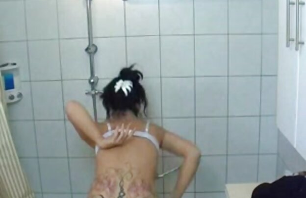 XXX عوضی جوان در معرض دانلود فیلمهای سکسی خارجی قفسه سینه خود را.