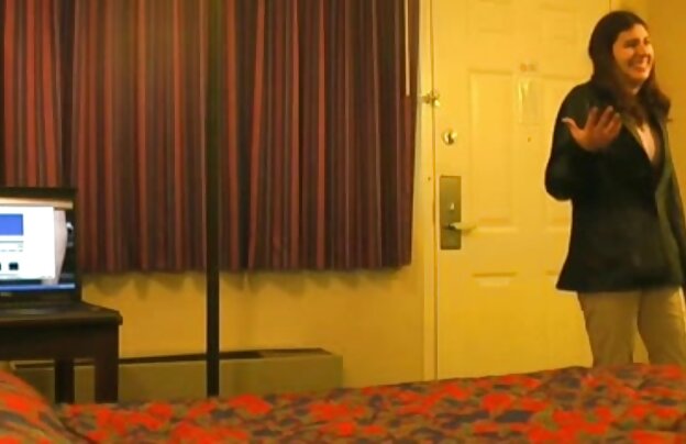 XXX دختر با پوشیدن یک جفت فیلمهای کم حجم سکسی از جنس شیرین.