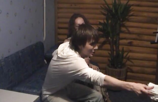 XXX عیار هیجان زده به خانه آمد و دانلود فیلمهای سکی با کلیک بر روی شوهرش کیر