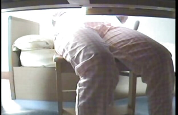 XXX راننده دانلود فیلمهای سکسی با کیفیت بالا تاکسی کشیده بر روی بازوی خود را.