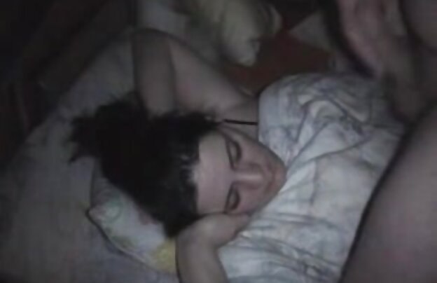 XXX یک دختر در حال دانلود برنامه فیلمهای سکسی آماده سازی خودش برای فیلمبرداری از فیلم انجمن