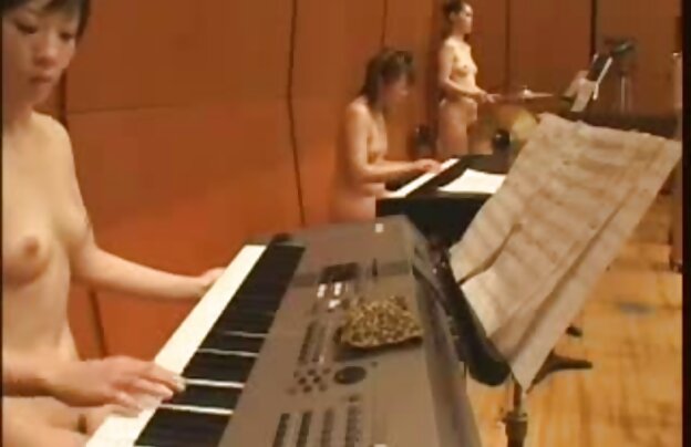 XXX سبزه در جوراب ساق بلند سیاه و سفید روی دانلود فیلمهای سکسی عربی تخت