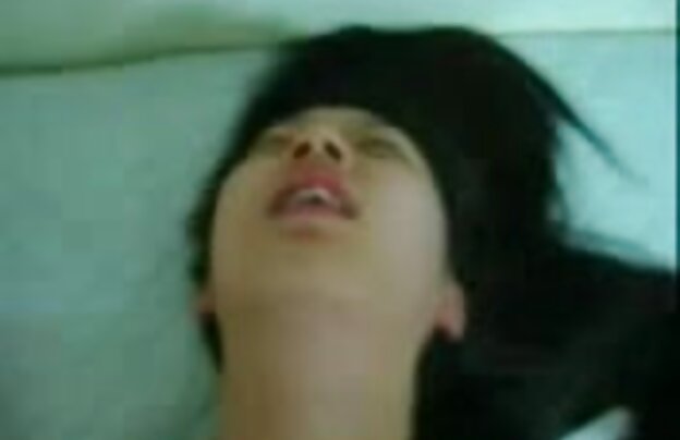 XXX من دانلود فیلمهای سکسی هندی قرار دادن دختر در زانو خود را و گستاخانه هل دادن دیک خود را در دهان او و پس از اتمام