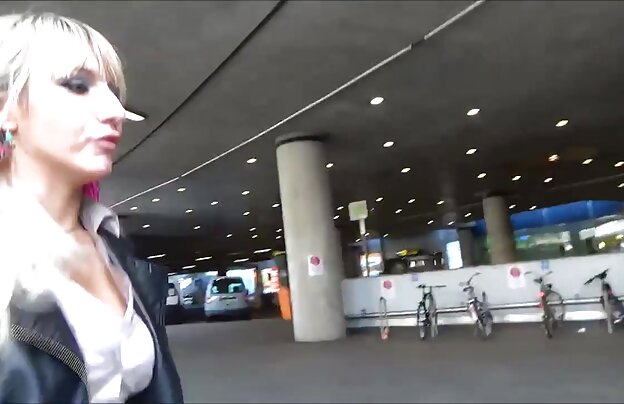 XXX بلند و باریک گر می نشیند و مرطوب بر روی مشتری بدن دانلود رایگان فیلمهای سکسی داستانی و