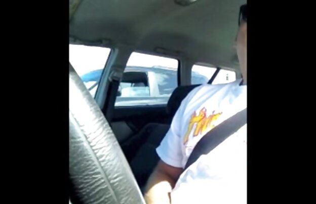 XXX بلاندی نشستم به ادرار در زمینه ذرت و شروع به نوازش مهبل دانلود فیلمهای سوپر