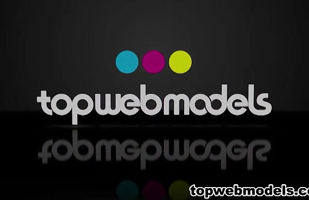 XXX دختر زیبا با مو نوازش گربه دانلود فیلمهای سکسی2018 در داخل کابین