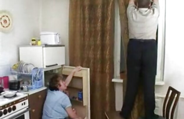 XXX این مرد تیراندازی تصویری از او در او در او بند در اطراف او و شروع به نشستن روی کیر, فیلم دانلود فیلمهای سکسی داغ های با کیفیت بالا