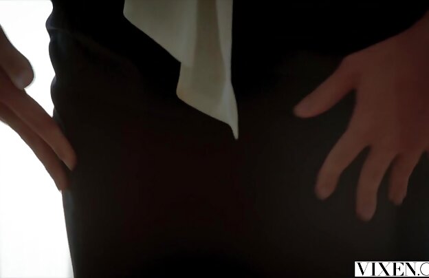 XXX جوان, سبزه, نوازش خودش را از طریق دانلود فیلمهای سکسی جدید جوراب شلواری