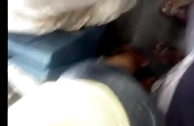 XXX او قرار دادن انگشتان خود را بین گلبرگ و دانلود فیلمهای سکسی خارجی چوچوله