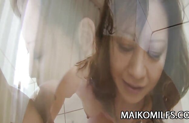 XXX از ویژگی دانلود پشت صحنه فیلمهای سکسی های اصلی انجمن در حمام است که به اندازه کافی فضا