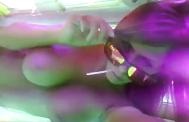 XXX کودک با نشستم دانلود فیلمهای سکسی الکسیس به ادرار کردن