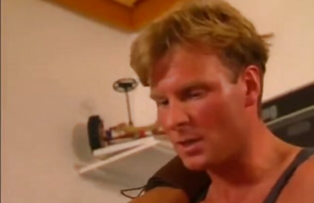 XXX مرد وارد اتاق می شود و دانلود فیلمهای سگسی تعجب از زندگی خود را.