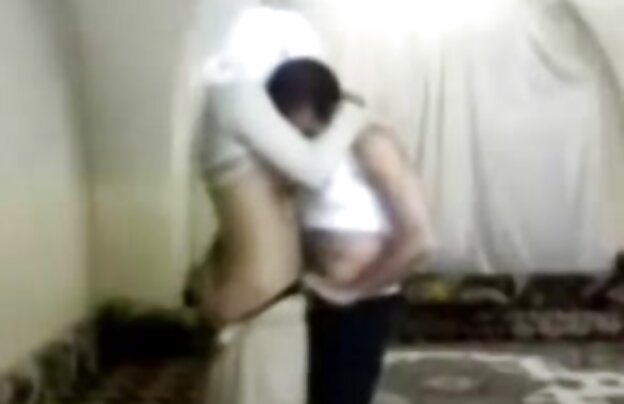 XXX تغذیه سایت فیلمهای سینمایی سکسی یک فاحشه با یک قاشق مربا خوری اسپرم