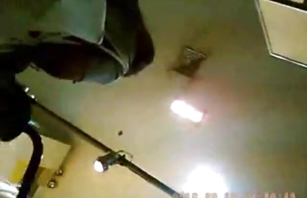 XXX فعال فیلمهای کم حجم سکسی بین گسترش پاهای او را گسترده و تلاش برای جلب رضایت خودش با خود ارضایی