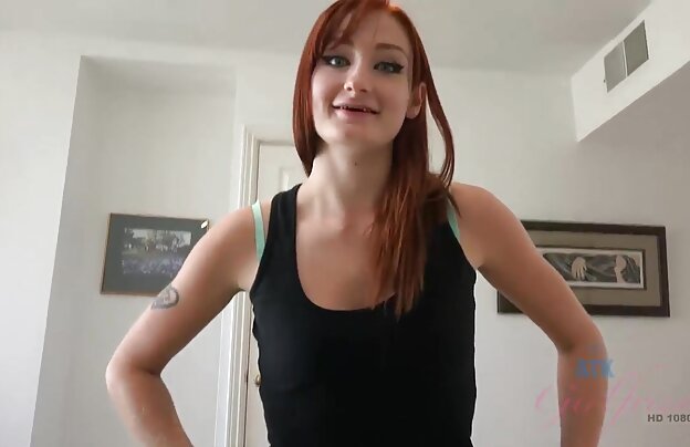 XXX تقریبا پاره, سینه کلان, دختر بچه و دانلود رایگان بهترین فیلمهای سکسی مرد قرار می دهد و او را بر روی زانو های خود را و او را سرد سینه