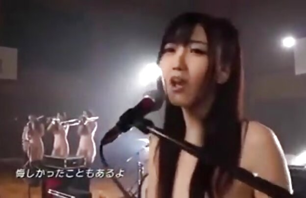 XXX دختر دانلود فیلمهای سکسی داستانی ناز در حمام, نوازش بدن او و نقش با بیدمشک او با جریان آب