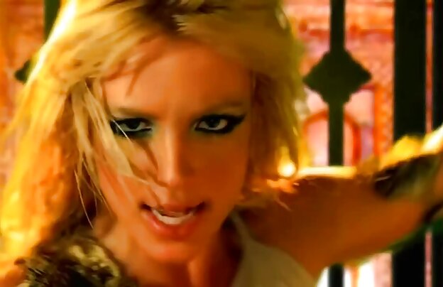 XXX سبزه داغ, لوسی متوجه طاس و معرفی فیلمهای پورن با استفاده از بازی