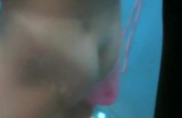 XXX تمام بریتنی نوازش خودش روی دانلود فیلمهای سکسی کلاسیک تخت.