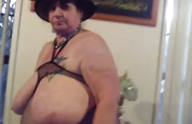 XXX زن کیردار, زن کیردار, نشان دانلود رایگان فیلمهای سکسی می دهد که آن را در زیر لباس سبز کوتاه