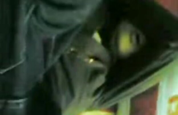 XXX یک مرد که از او دانلود فیلمهای کامل سکسی به عنوان تغییرات لباس زیر خود را.