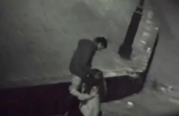 XXX یک مرد بر روی زمین در بزرگ سالن ورزش, نشسته در بالای او. عیار چوب یک عضو از سوراخ در یک و سپس در دیگری فیلمهای سینمایی سکسی جدید و سپس کشش به طور کامل. کون, است, واقعا, خوب, دور, انعطاف پذیر