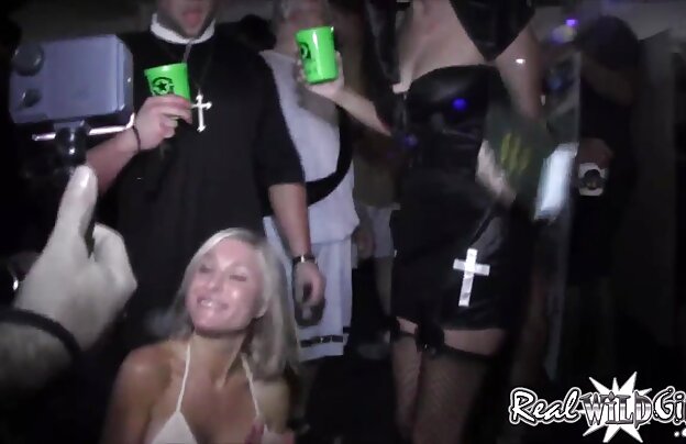 XXX با دشواری بسیار چاق دیک را در دهان کوچک از این دختر. و چگونه آن دانلود فیلمهای داستانی سکسی را متناسب باریک کلیک کنید ؟