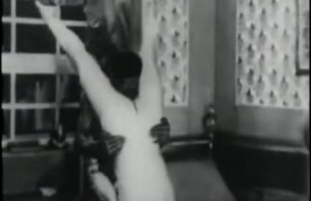 XXX با دانلود بهترین فیلمهای سکسی جهان اسلحه حمله یک زن و شوهر از مثلثی