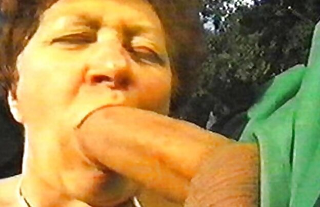 XXX مادر زیبایی نشان می دهد که چگونه دانلود فیلمهای سکسی برای موبایل جریان مایع منی از واژن او.