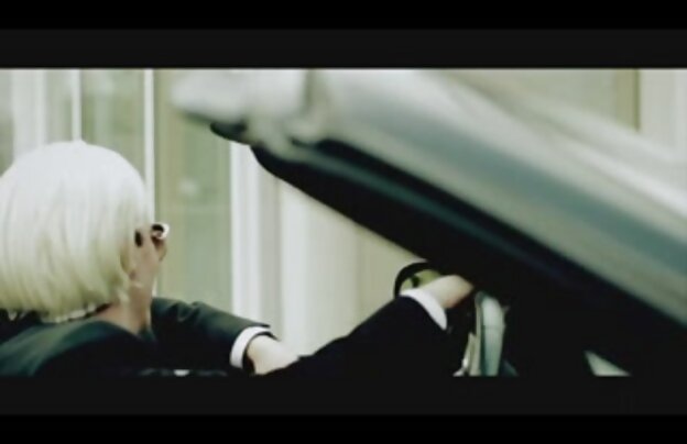 XXX یک جوان دانشجو در دانلود پشت صحنه فیلمهای سکسی حمام نشان می دهد نزدیک تراشیده