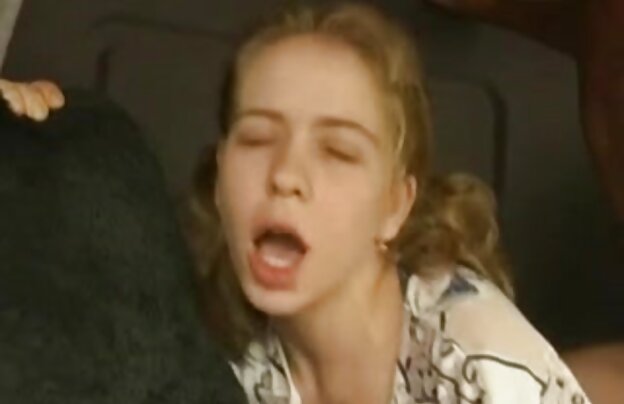 XXX یک دختر جوان پس از دانلود فیلمهای کوتاه سکسی آمدن به دفتر دانشکده شیمی در زمان استفاده از فقدان دانش آموزان, کشیدن, مردی عضو از شلوار خود را شروع به درست کراوات خود را